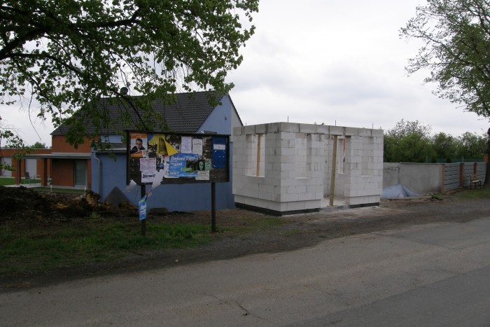 Hrubá stavba nové čekárny na Letníku (5.5.2010)