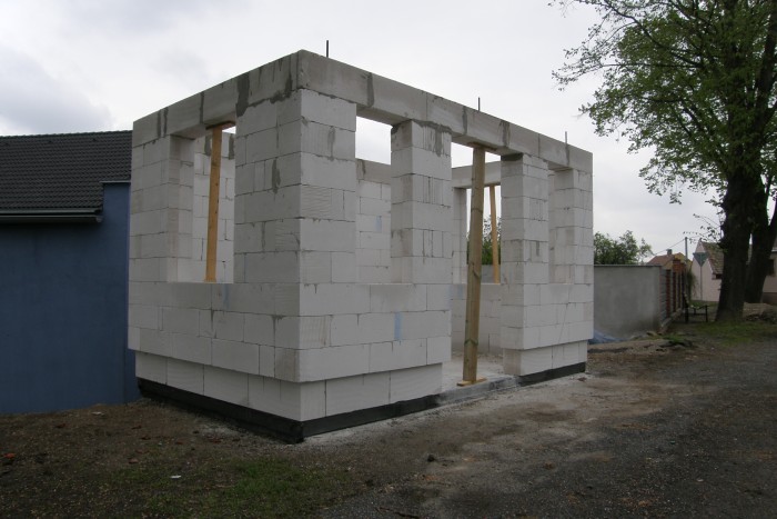 Hrubá stavba nové čekárny na Letníku (5.5.2010)