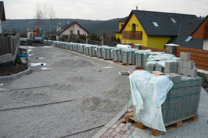 Připravený podklad pro pokládání dlažby ve spodní ulicii (20.3.2011)