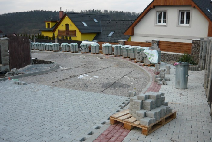 Připravený podklad pro pokládání dlažby ve spodní ulicii (20.3.2011)