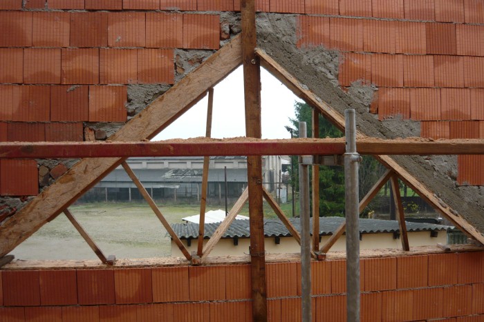Trojúhelníhové okno - výhled na hřiště (19. listopadu 2010)
