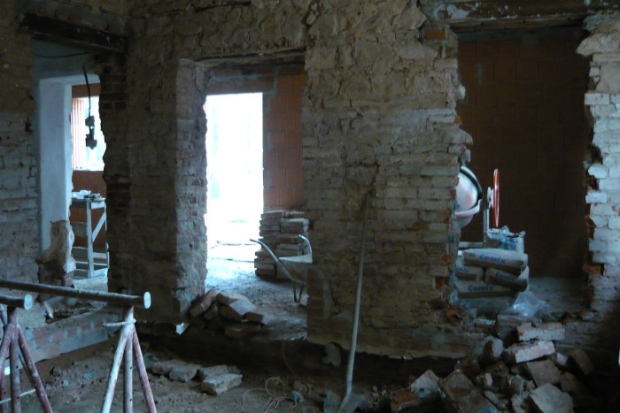 Interiér přízemí - troje dveře z nichž prostřední jsou původní a budou zazděny (19. listopadu 2010)