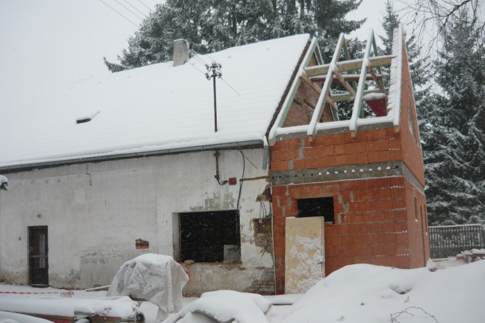 První sníh a budování krovů (29. listopadu 2010)