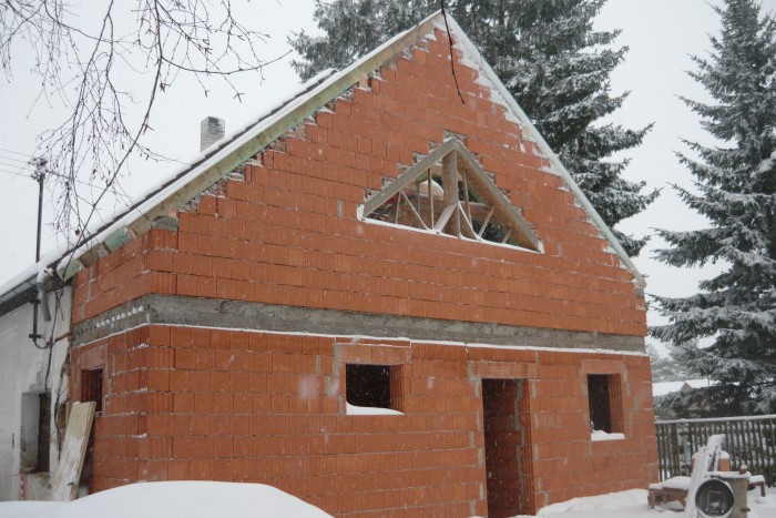 První sníh a budování krovů (29. listopadu 2010)