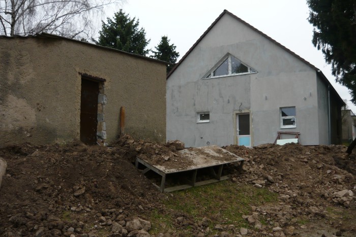 Pohled na Spolkový dům ze hřiště (26. března 2011)