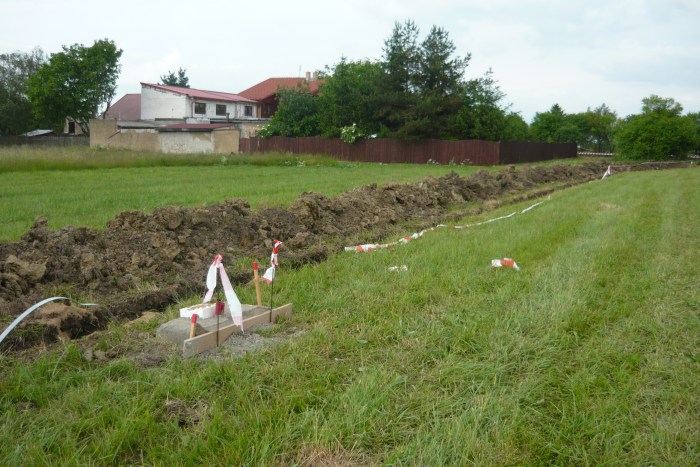 Výkop pro vedení elektrického kabelu v Lukách - 4.6.2012