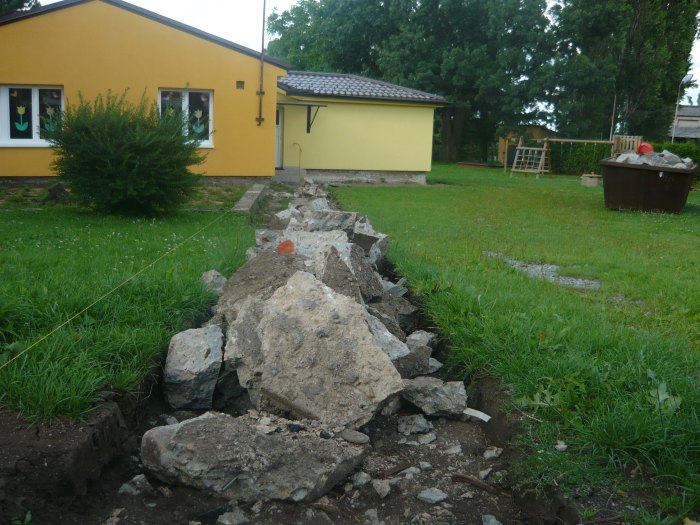 Vybouraný starý chodník v mateřské škole - 18.7.2012